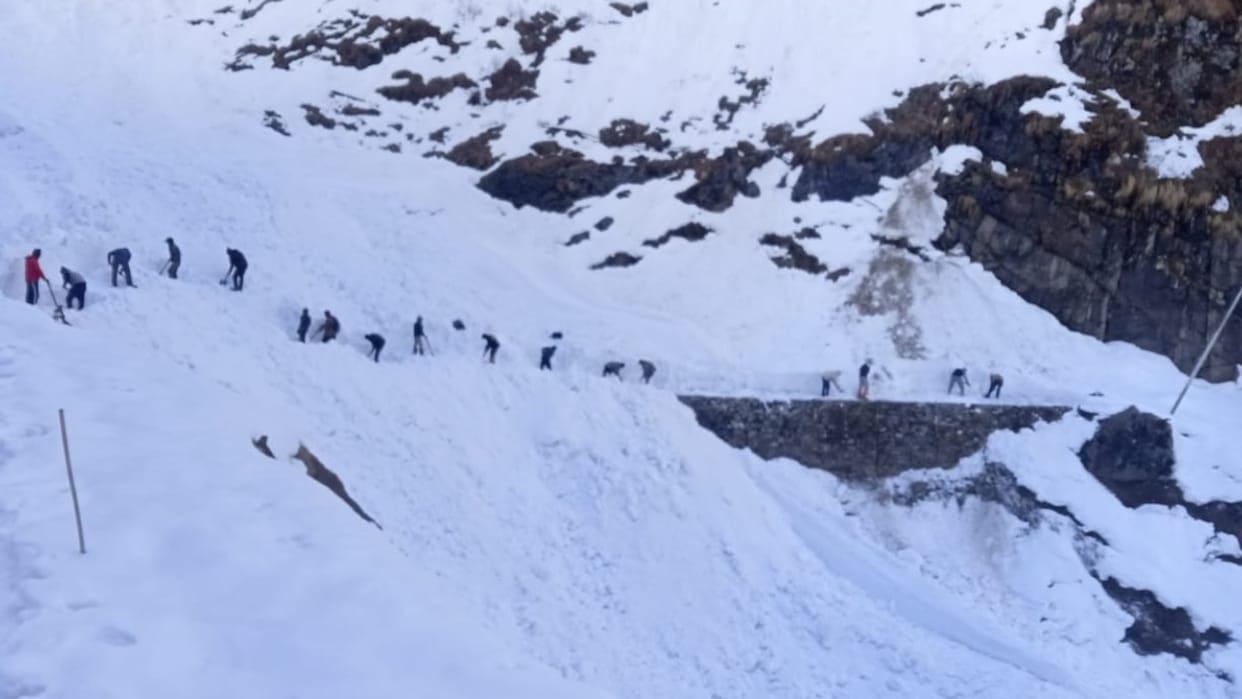 Snow removal work begins on Kedarnath walking route Uttarakhand News Chardham yatra 2026