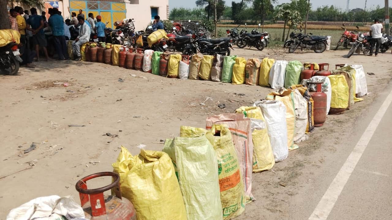 गैस एजेंसी पर लगी कतार