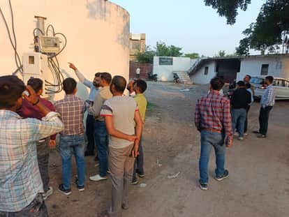 वाटर प्लांट में लगे मीटर की जांच करते हुए टीम के अभियंता