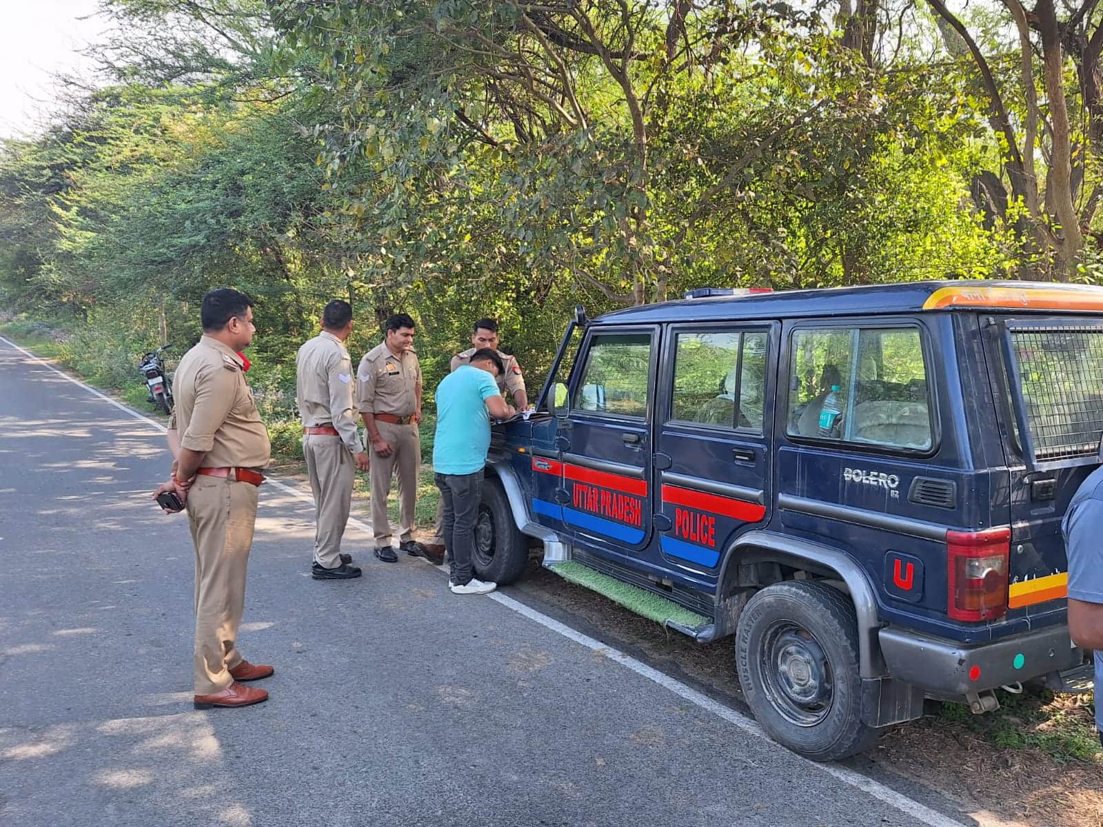 मौके पर जांच करती पुलिस