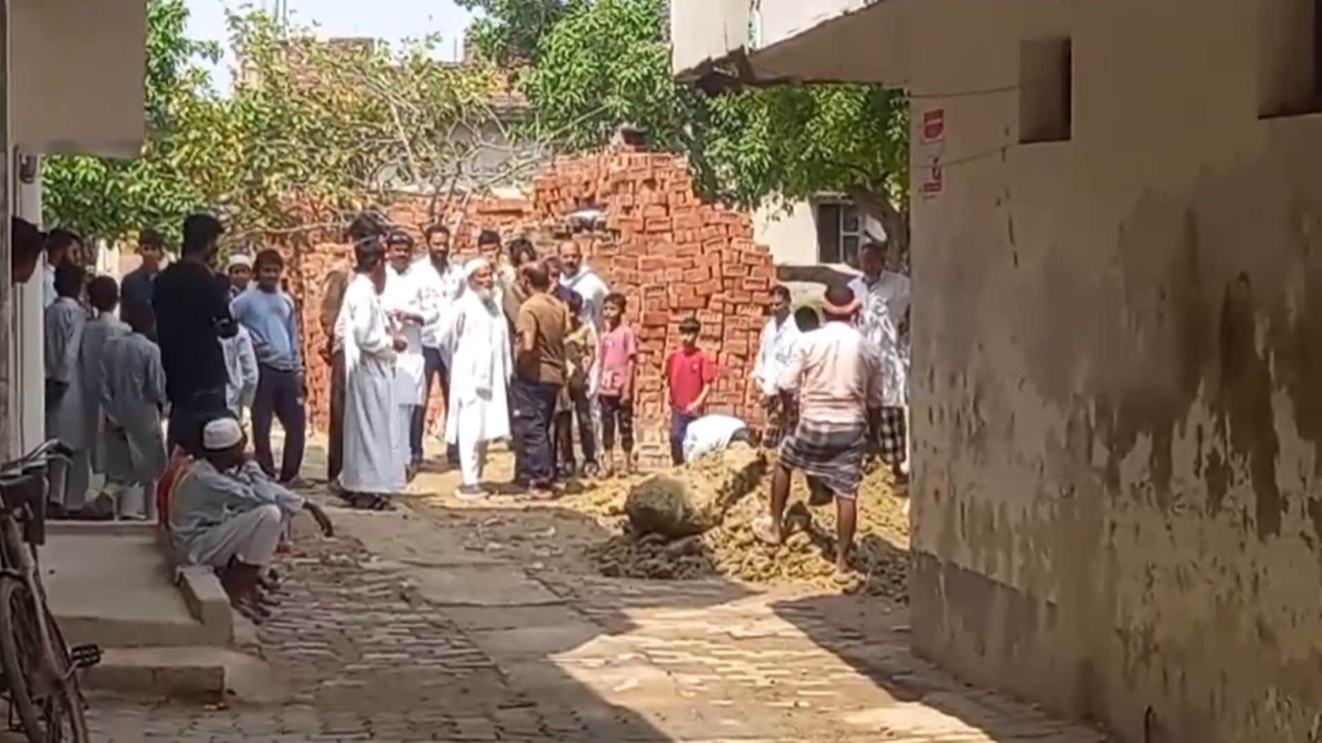 मौके पर जुटे लोग