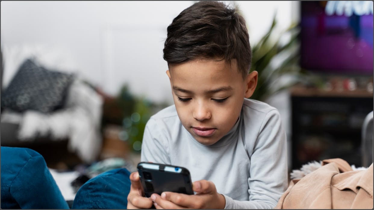 Addiction: Mobile phone addiction is killing 20,000 children every year, demanding a law from govt