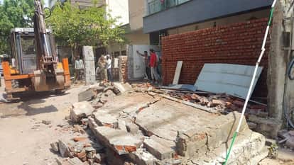 Municipal Corporation Team Demolishes Illegal Encroachments in Agra