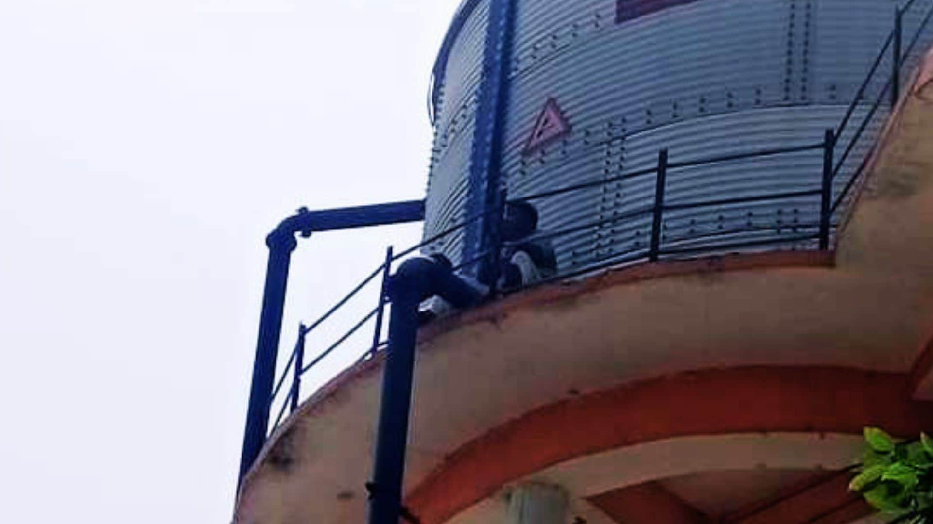 नाैकरी से निकाले जाने की सूचना पाकर टंकी पर चढ़ा युवक।