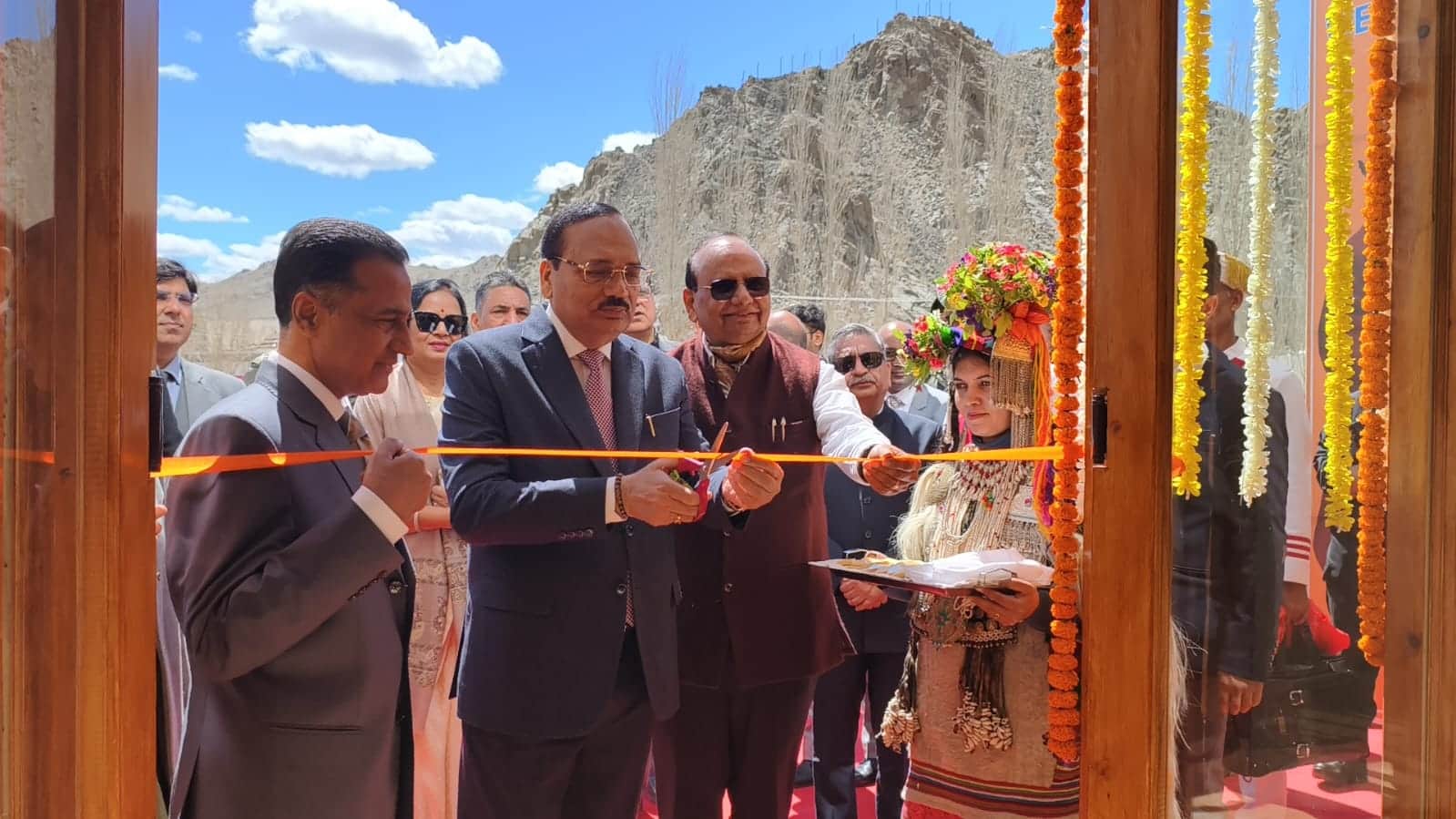 न्यायमूर्ति सूर्यकांत न्यायालय परिसर का उद्घाटन करते हुए