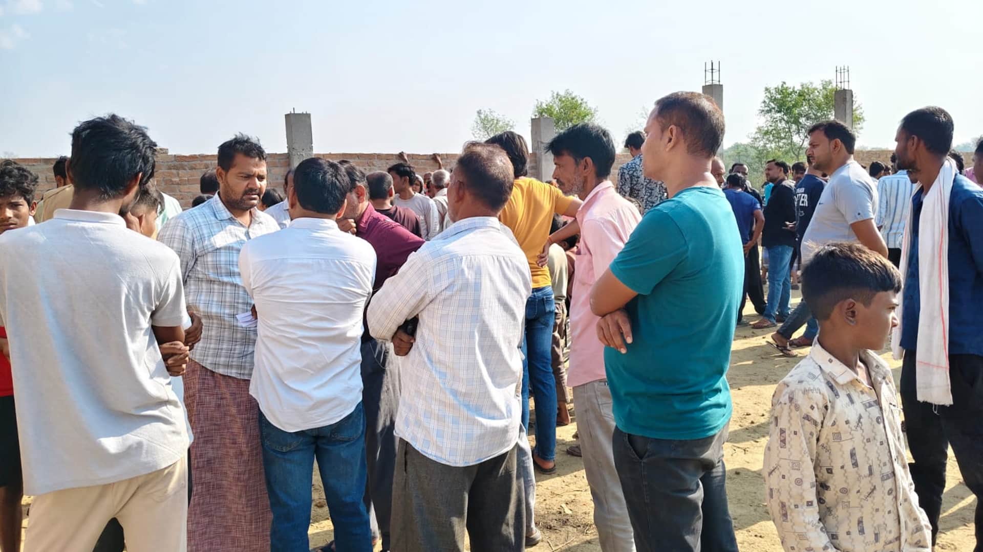 पिपरी के औधन गांव में पूर्व प्रधान की हत्या के बाद मौके पर जुटी भीड़।