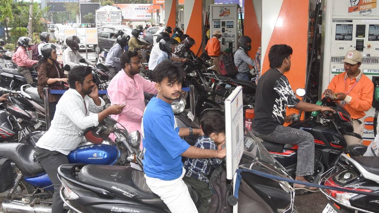 UP: Rumors Fuel the Fire—Petrol and Diesel Sales Surge 77% in Three Days; Highest Demand Recorded in These Dis