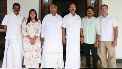 के सुधाकरण के साथ राहुल गांधी, मल्लिकार्जुन खरगे, केसी वेणुगोपाल व अन्य