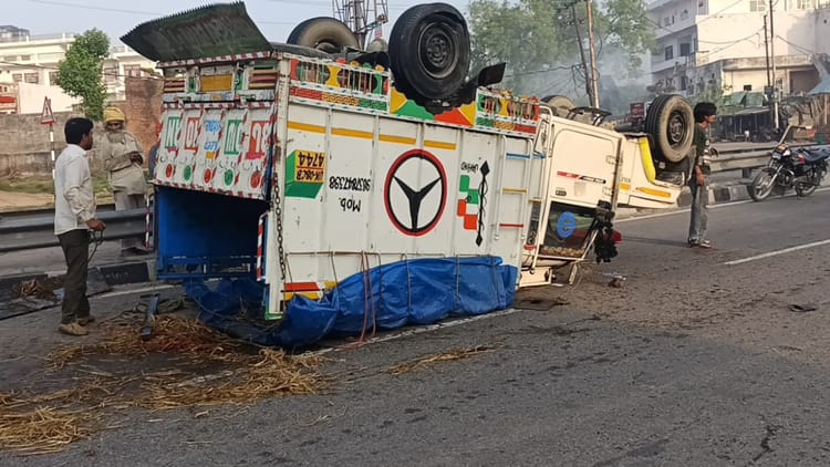 Roorkee News: हाईवे पर पलटी पिकअप, तीन लोग घायल, मवेशी मंडी में पशु बेचने थे जा रहे