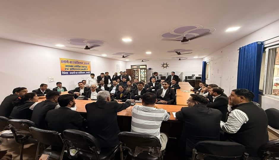 जजी कोर्ट के बार रूम में बैठक बातचीत करते चुनाव अधिकारियों की टीम।