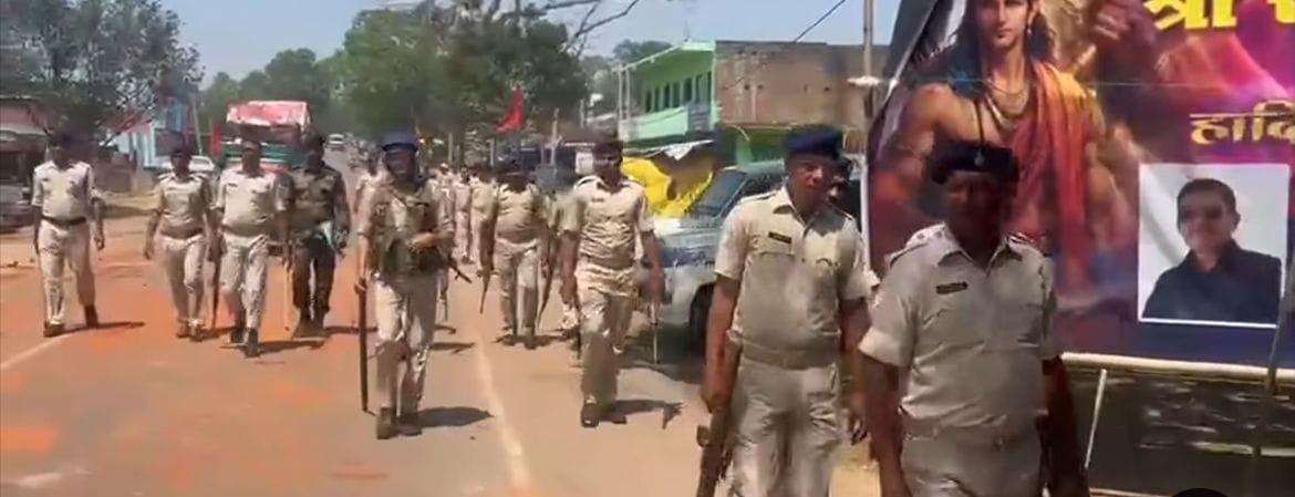 दो समुदायों के बीच हिंसक झड़प और पत्थरबाजी के बाद पुलिस बल तैनात।