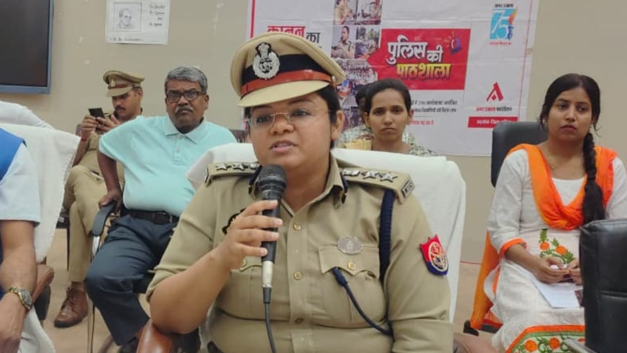SP made students aware about protection from cyber crime in lakhimpur kheri