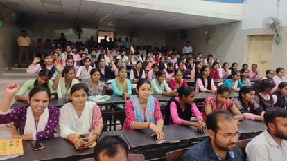 SP made students aware about protection from cyber crime in lakhimpur kheri