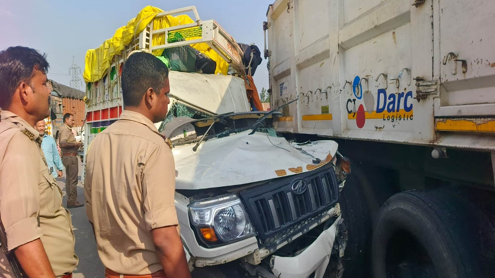 Kaushambi Accident 10 people asleep due to driver nap they gone Prayagraj Sangam to get child head shaved
