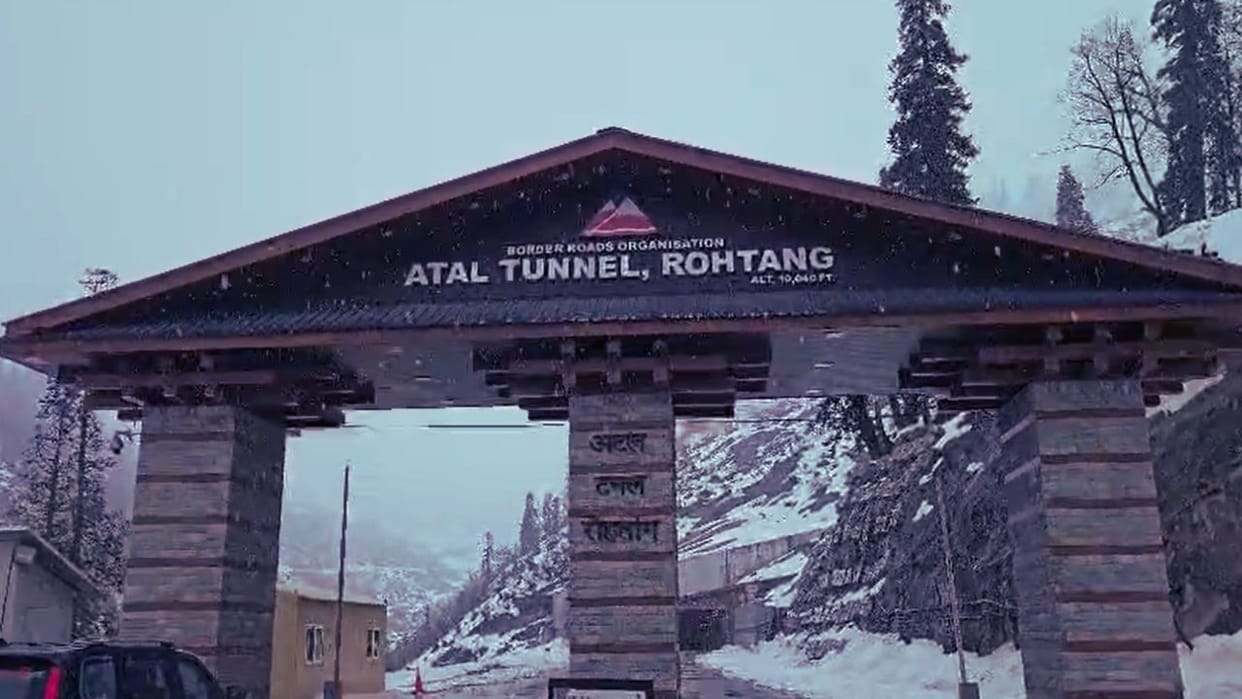 Himachal Weather Heavy Snowfall at Atal Tunnel Orange Alert for Storms and Hailstorms in Five Districts Today
