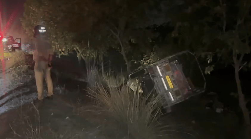 बाइक सवारों को रौंदने के बाद पलटी पिकप।