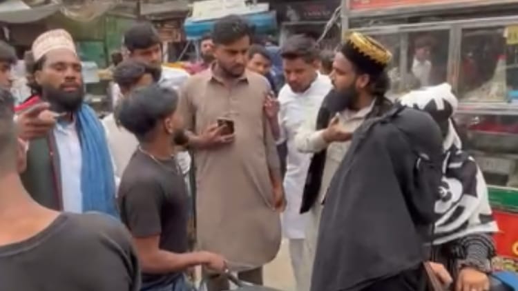 Bareilly News: दूसरे समुदाय की महिलाओं संग देखकर युवक को सरेराह पीटा, पांच आरोपियों के खिलाफ रिपोर्ट