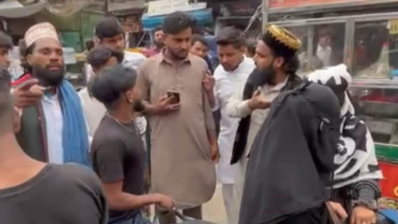 आरोपियों ने युवक को सड़क पर पीटा