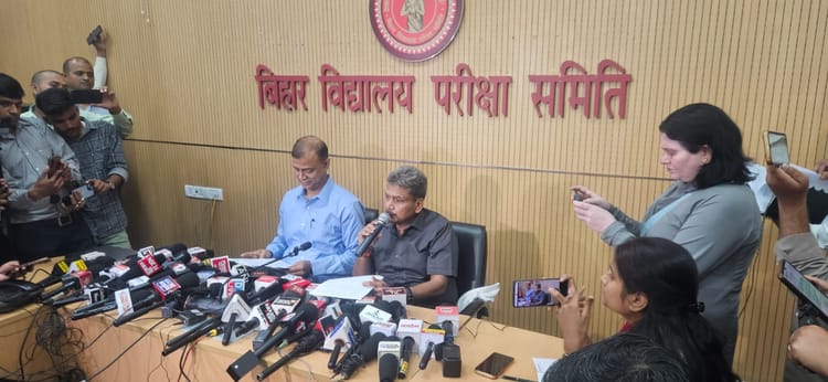 Bihar Board Topper: मैट्रिक परीक्षा की दोनों टॉपर्स को मिलेंगे दो-दो लाख; सभी 139 को क्या-क्या मिलेगा?