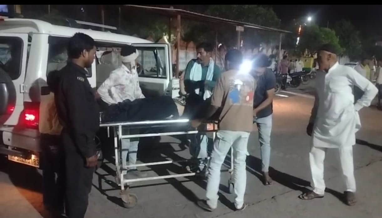 बुलेरो कार ने श्रद्धालुओं से भरी ट्रैक्टर-ट्रॉली को जोरदार टक्कर मार दी, घायलों को अस्पताल ले जाते ह