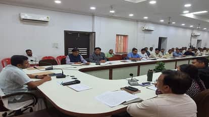 Administration Imposes Ban on Schools Changing Uniforms and Books Every Year