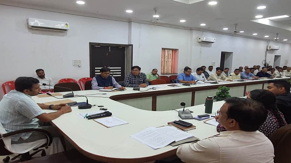 बैठक करते डीएम।