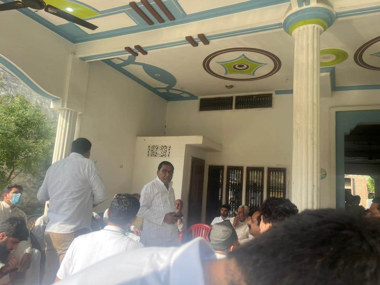 बैठक करते ग्रामीण