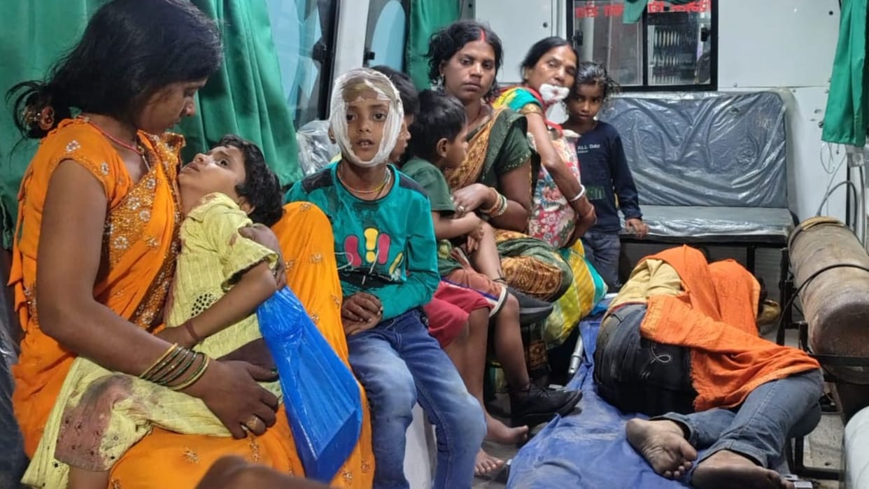 Bus Carrying Pilgrims Crashes into Tree in mau 40 Injured 4 Critically Traveling from Ayodhya to Ballia