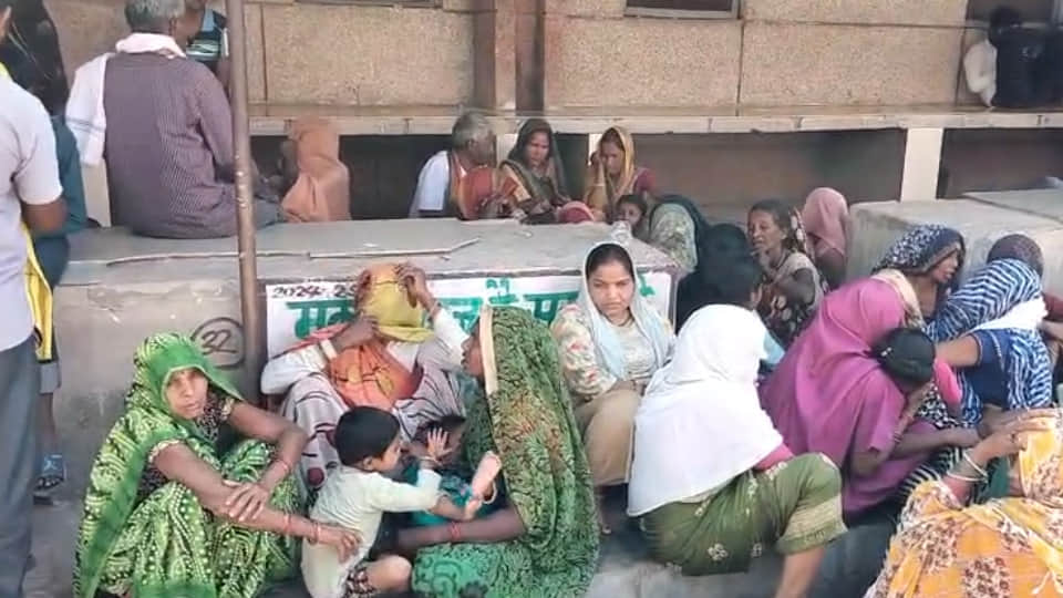 गमगीन परिजन