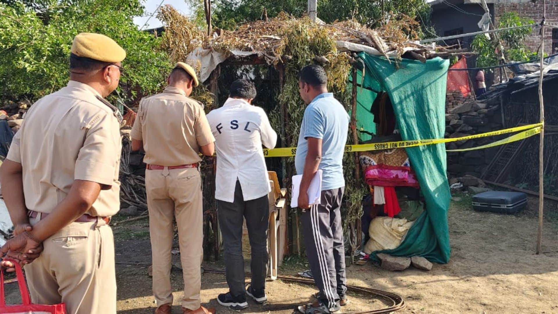 घटनास्थल पर जांच करती पुलिस