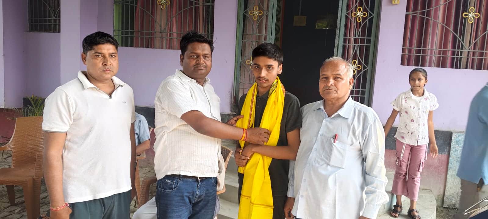 हरपुर छतवां गांव निवासी अमित कुमार का स्वागत करते स्थानीय लोग, परिजन हुए खुश।