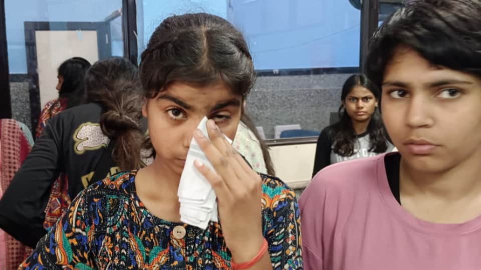 हादसे के बारे में जानकारी देते बच्चे।