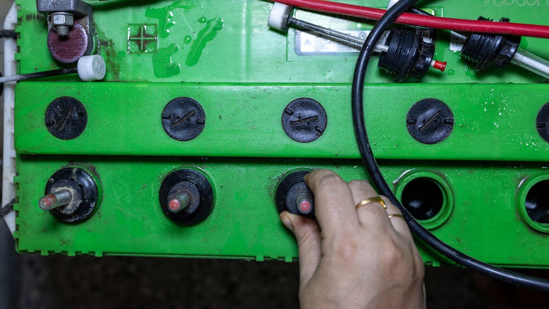 Can I put RO water in the Inverter battery mein kya RO ka paani daal sakte hain