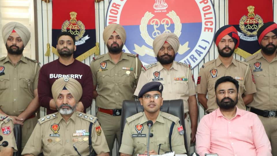 जानकारी देते पुलिस अधिकारी।