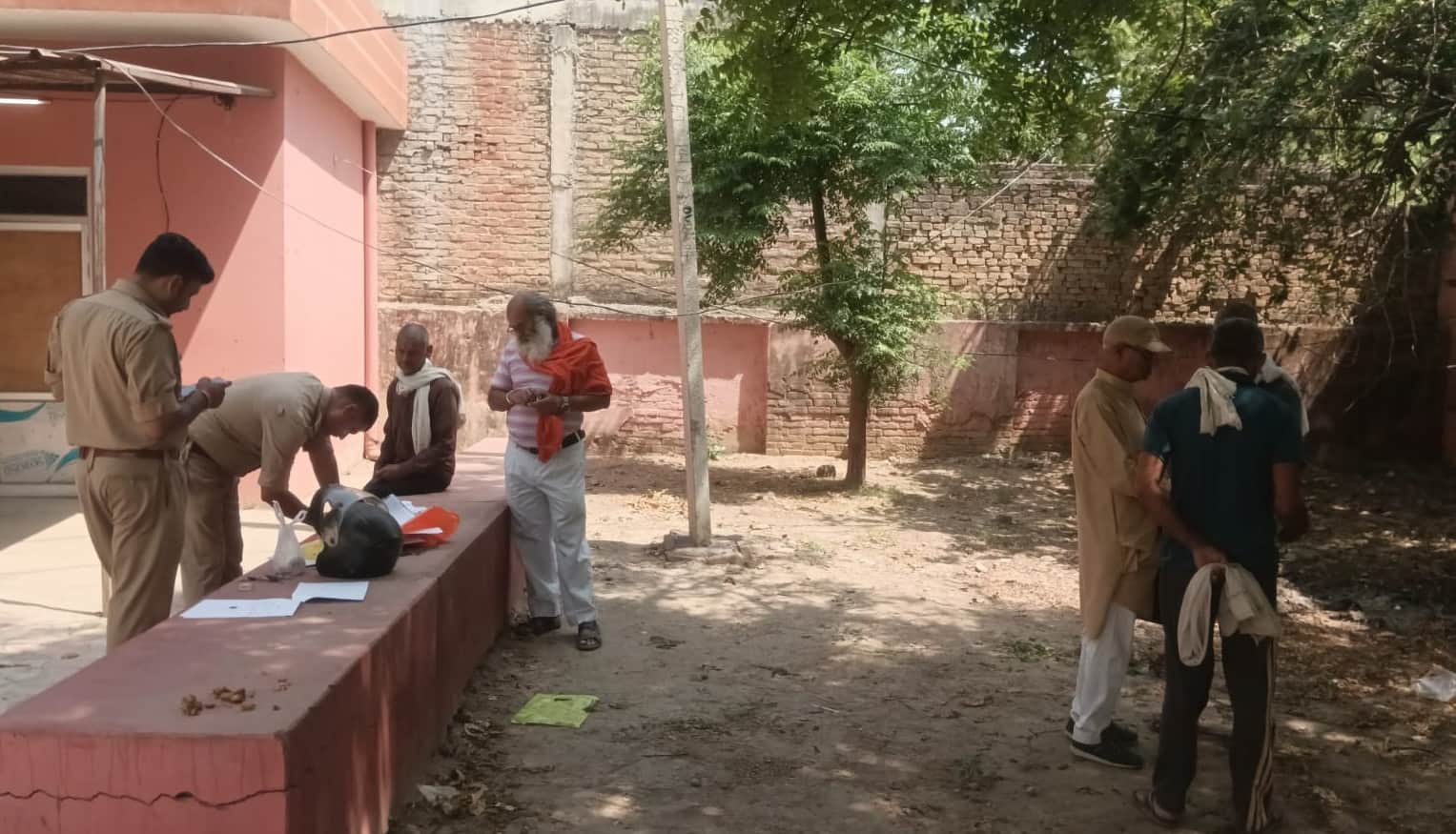 परिजनों से घटना से जानकारी करती पुलिस