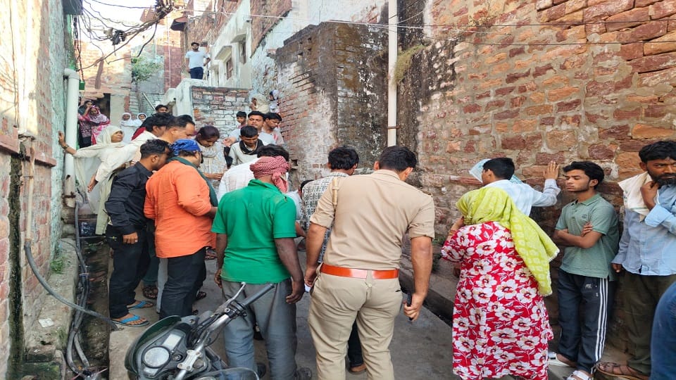 Fetus Found in Drain at Fatehpur Sikri in Agra