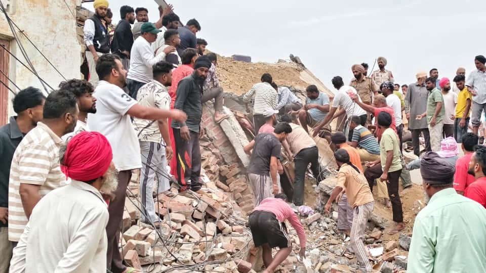 मलबा हटाने में जुटे गांव के लोग।