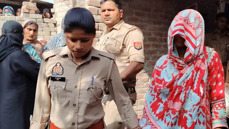 Husbands Throat Slit with Knife Three Including Wife and Her Lover Sent to Jail