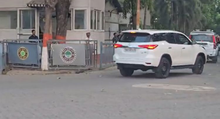 CM हाउस बना सियासी अखाड़ा: नीतीश कुमार ने नेताओं संग की गुफ्तगू, बिहार में कौन-सा बड़ा दांव खेलने की तैयारी?