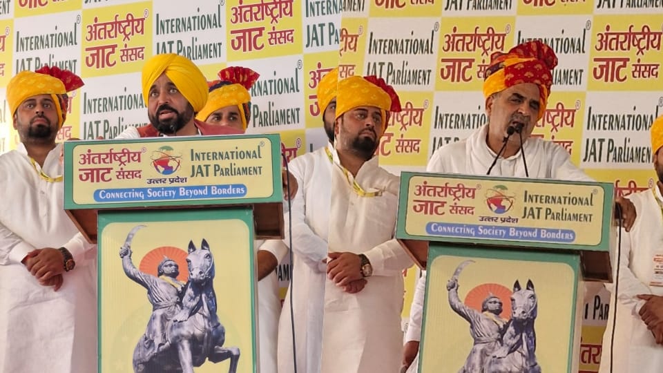 Bhagwant Mann and Sanjeev Balyan addressed the public meeting at Sakoti in Modipuram area of Meerut