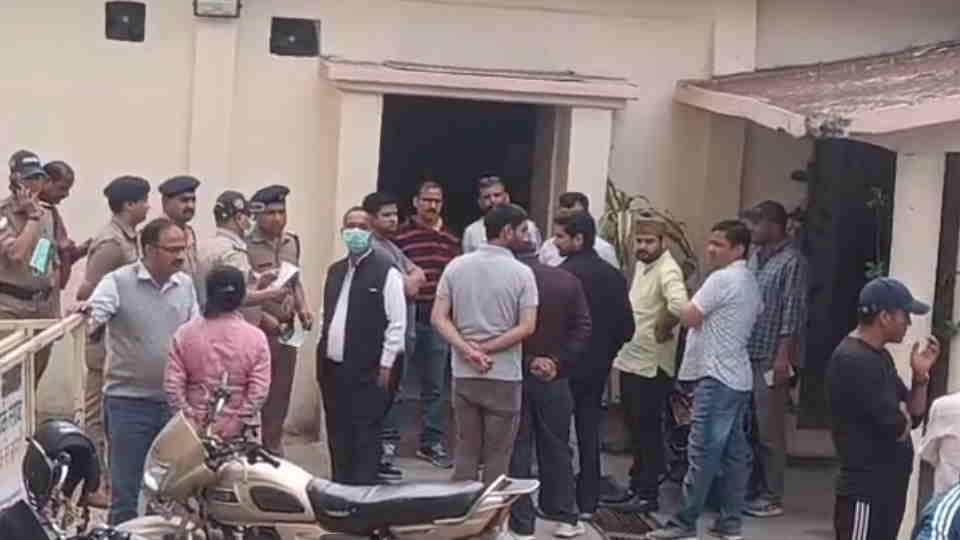 पोस्टमार्टम हाउस के बाहर जमा भीड़