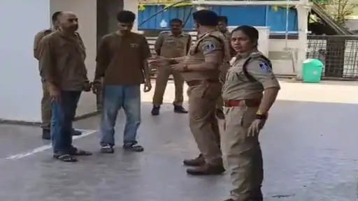 Indore News: महिला इंजीनियर के हत्यारे पिता-पुत्र को घटनास्थल लेकर पहुंची पुलिस, रहवासी बोले ‘जूते मारो’