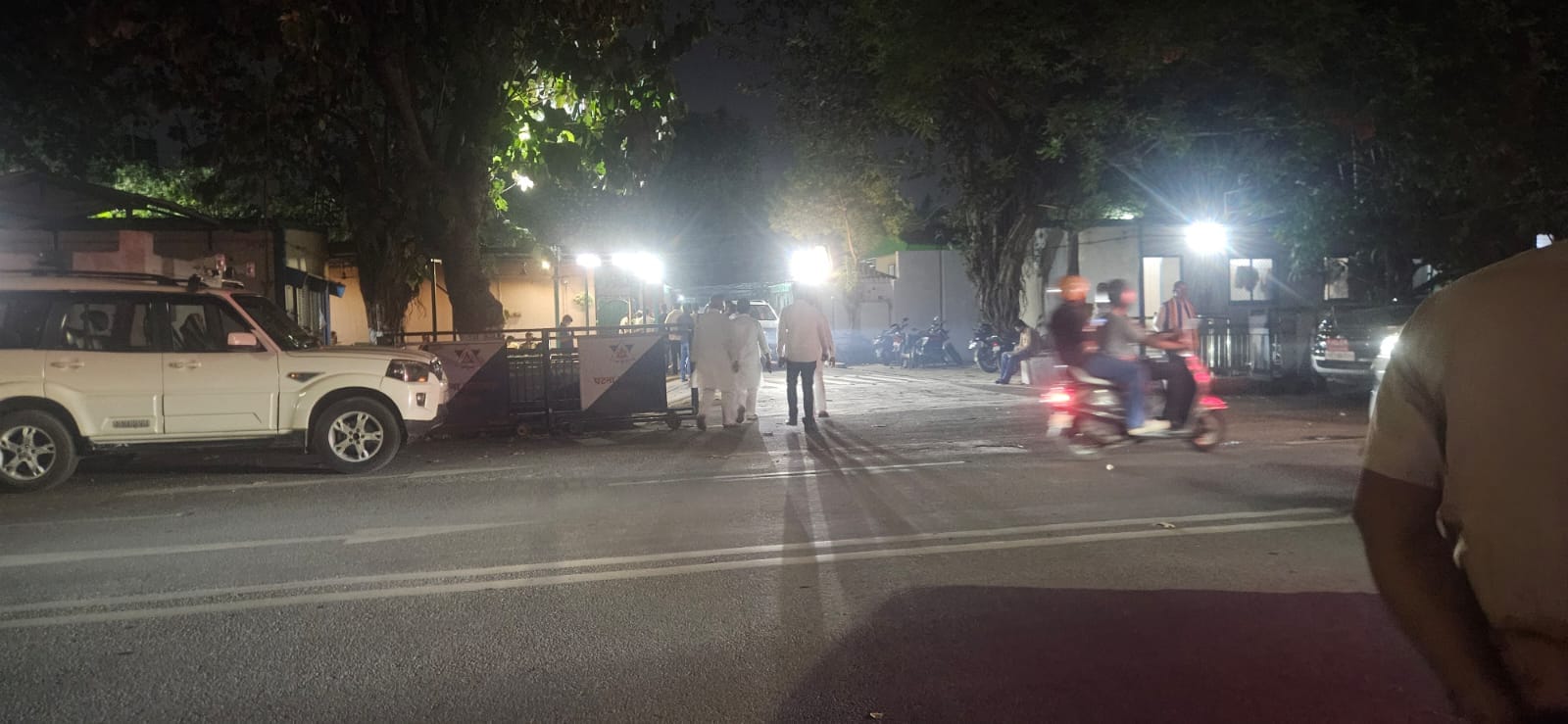 राबड़ी आवास के बाहर की तस्वीर।