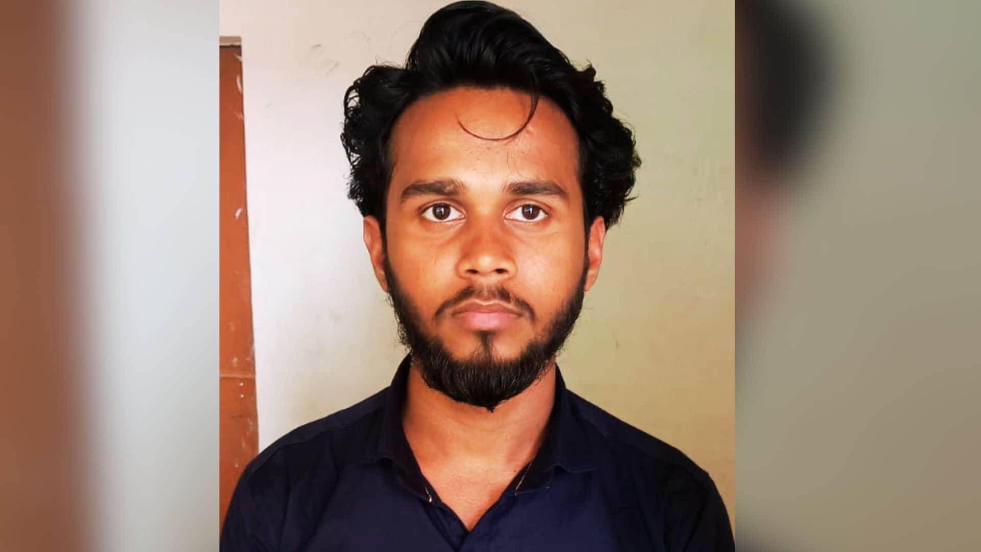 सीआईएसएफ के हवाले आरोपी यात्री।