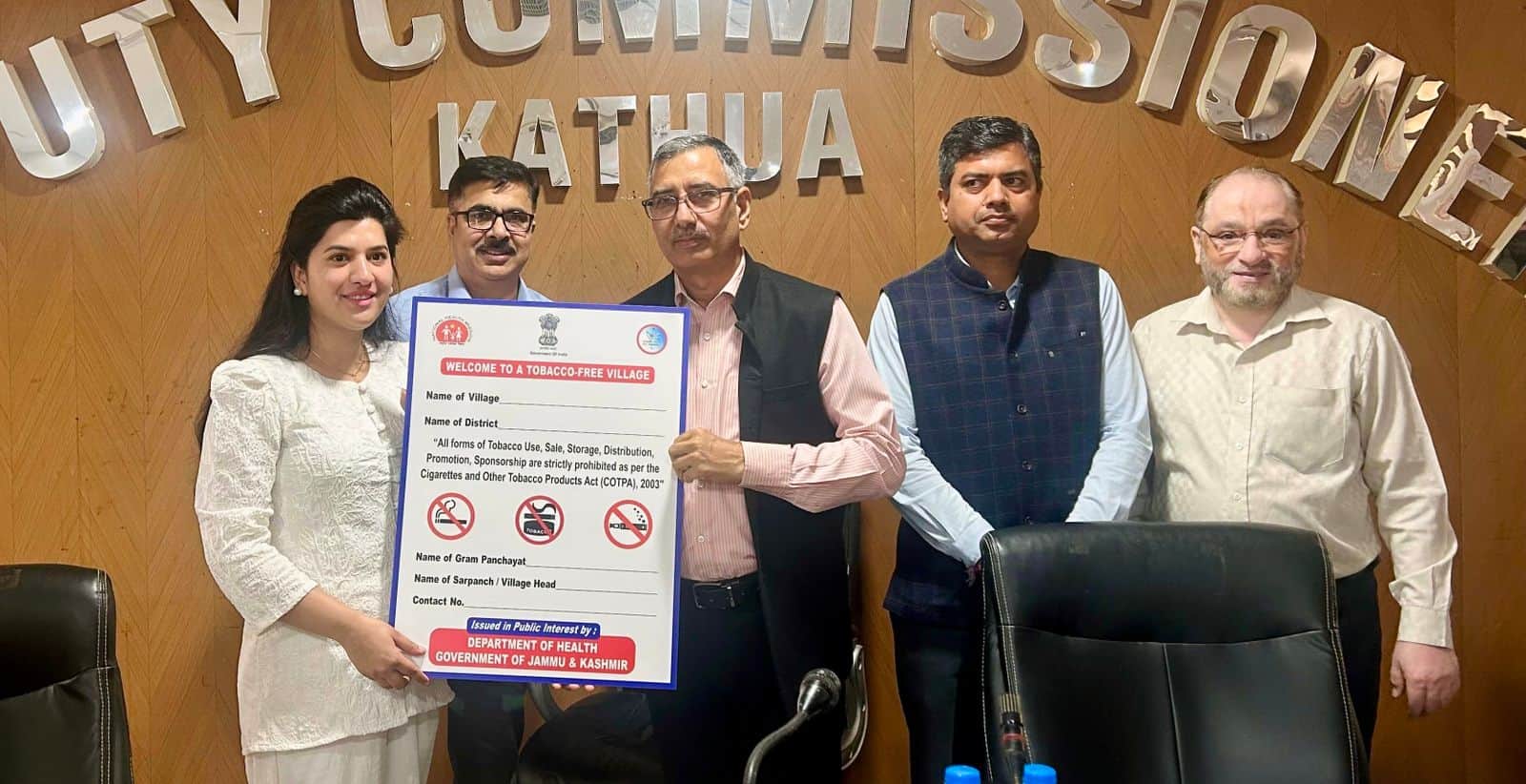 तंबाकू मुक्त गांव में लगाने के लिए बीडीओ मुख्यालय को साइन बोर्ड सौंपते डीसी कठुआ