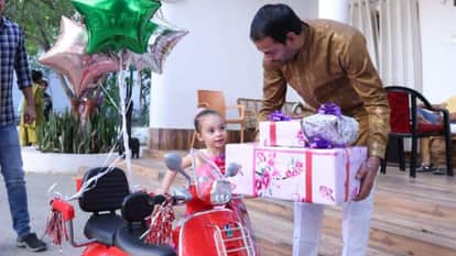 tej-pratap-yadav-nephew-photo-lalu-family-political-signal-patna-bihar-politics