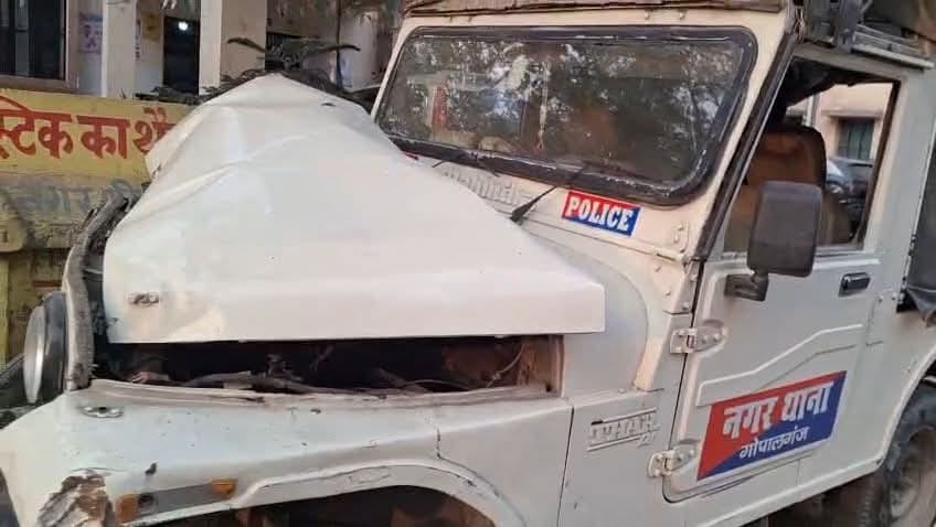 Police jeep overturned after colliding with truck three policemen injured in Gopalganj Bihar