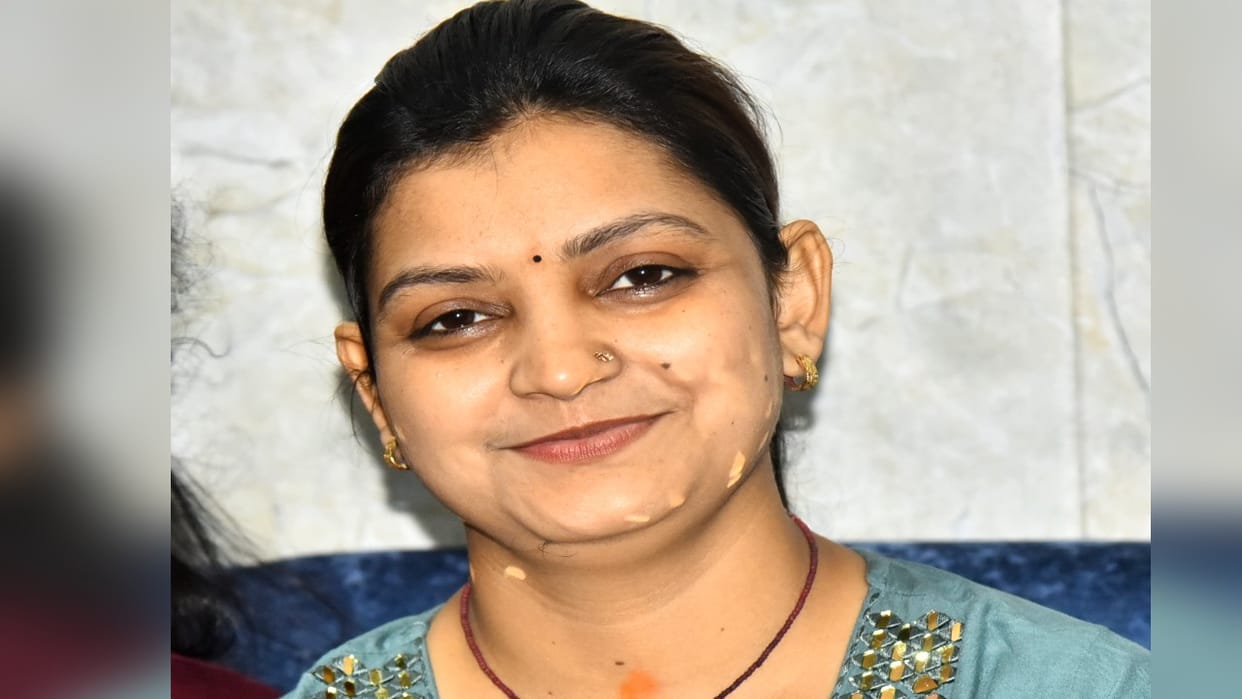 mother of two child becomes an officer on very first attempt in UP pcs exam