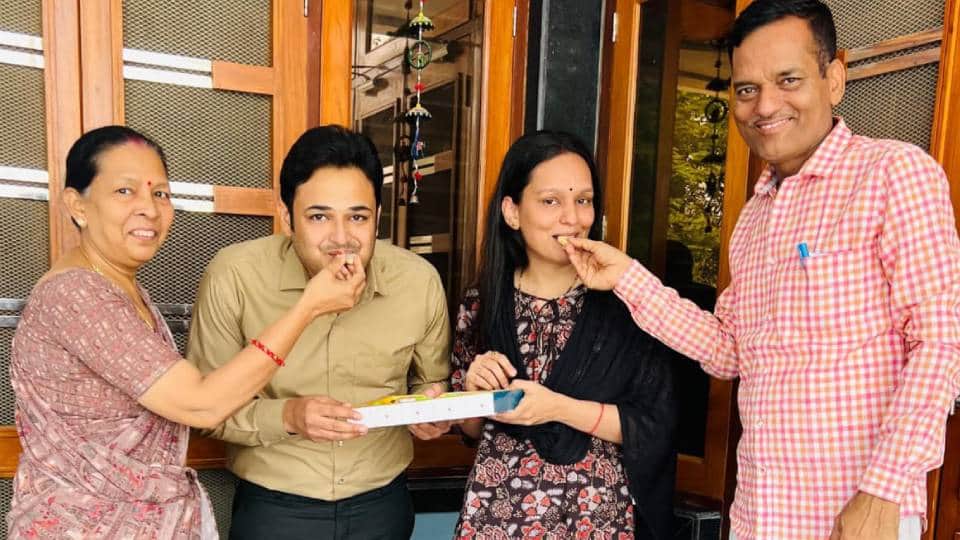 अनामिका का मुंह मीठा कराते परिजन।