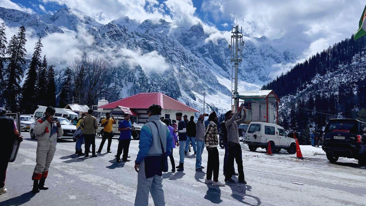 अटल टनल रोहतांग के साउथ पोर्टल पर बर्फबारी के बाद मौसम खुलते ही पहुंचे पर्यटक।